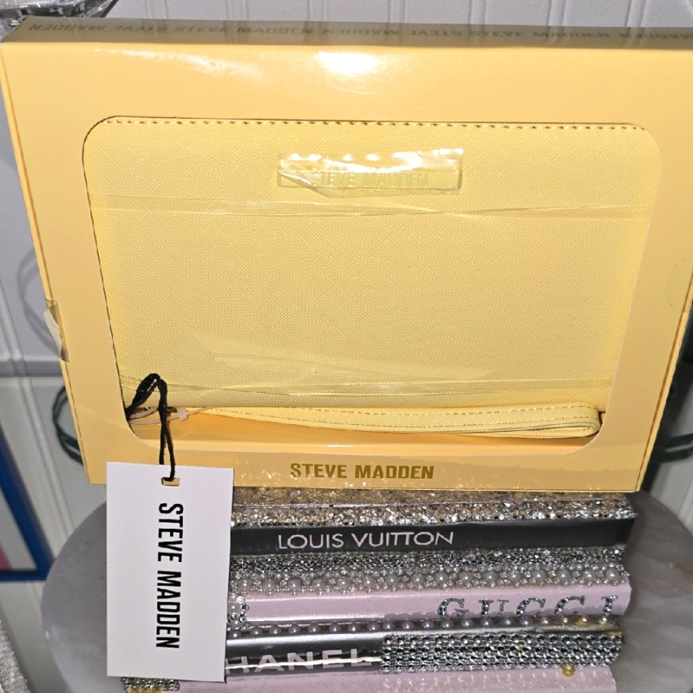 NWT Steve Madden Yellow Wallet🌸
